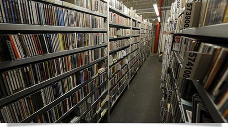 Un disquaire spécialisé dans la vente de CD de musique classique française, présentant des albums emblématiques.